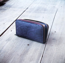 Ladda upp bild till gallerivisning, Portemonnaie / Brieftasche aus recycelten Blättern lila/blau