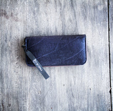 Afbeelding in Gallery-weergave laden, Portemonnaie / Brieftasche aus recycelten Blättern lila/blau