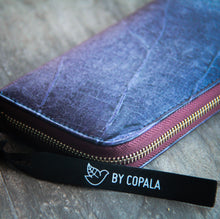 Ladda upp bild till gallerivisning, Portemonnaie / Brieftasche aus recycelten Blättern lila/blau
