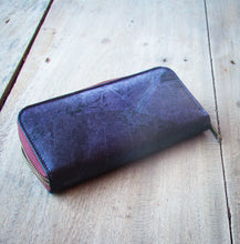 Ladda upp bild till gallerivisning, Portemonnaie / Brieftasche aus recycelten Blättern lila/blau