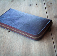 Afbeelding in Gallery-weergave laden, Portemonnaie / Brieftasche aus recycelten Blättern lila/blau
