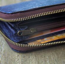 Ladda upp bild till gallerivisning, Portemonnaie / Brieftasche aus recycelten Blättern lila/blau