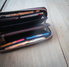 Ladda upp bild till gallerivisning, Portemonnaie / Brieftasche aus recycelten Blättern lila/blau