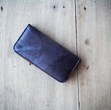 Afbeelding in Gallery-weergave laden, Portemonnaie / Brieftasche aus recycelten Blättern lila/blau