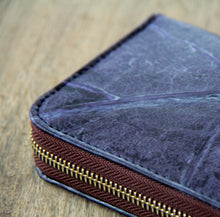Ladda upp bild till gallerivisning, Portemonnaie / Brieftasche aus recycelten Blättern lila/blau