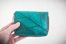 Laden des Bilds im Galerie-Viewer, Nachhaltiges Portemonnaie aus recycelten Blättern in türkis mit Zipper – vegan & umweltfreundlich
