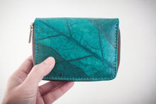 Laden des Bilds im Galerie-Viewer, Nachhaltiges Portemonnaie aus recycelten Blättern in türkis mit Zipper – vegan & umweltfreundlich
