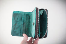 Laden des Bilds im Galerie-Viewer, Nachhaltiges Portemonnaie aus recycelten Blättern in türkis mit Zipper – vegan & umweltfreundlich