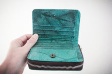 Laden des Bilds im Galerie-Viewer, Nachhaltiges Portemonnaie aus recycelten Blättern in türkis mit Zipper – vegan & umweltfreundlich
