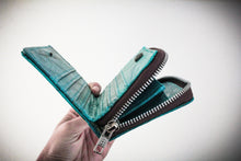 Laden des Bilds im Galerie-Viewer, Nachhaltiges Portemonnaie aus recycelten Blättern in türkis mit Zipper – vegan & umweltfreundlich