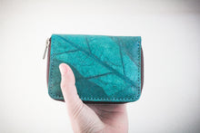 Laden des Bilds im Galerie-Viewer, Nachhaltiges Portemonnaie aus recycelten Blättern in türkis mit Zipper – vegan & umweltfreundlich