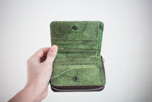 Laden des Bilds im Galerie-Viewer, Offenes, grünes Blatt-Portemonnaie vor weißem Hintergrund mit Kartenfächern und Druckknopf-Verschluss.
Open green leaf wallet against a white background featuring card slots and a snap button closure.