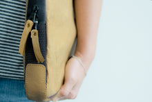 Laden des Bilds im Galerie-Viewer, Vegane Laptop Tasche aus Kraft Papier
