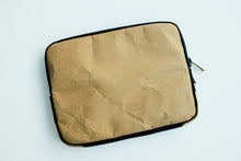 Laden des Bilds im Galerie-Viewer, Handmade Laptop Tasche aus Kraftpapier für MacBooks