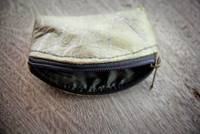 Ladda upp bild till gallerivisning, Portemonnaie / Mini-Etui aus recycelten Blättern in grün