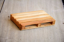 Load image into Gallery viewer, Blumenuntersetzer Europalette aus Holz handmade