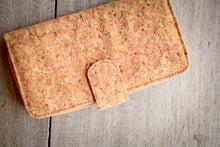 Afbeelding in Gallery-weergave laden, Kork Portemonnaie Damen handmade und vegan mit Zipper