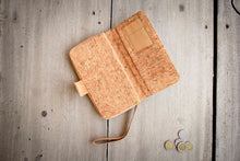 Afbeelding in Gallery-weergave laden, Nachhaltiges Portemonnaie aus Kork handmade und vegan