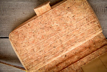 Afbeelding in Gallery-weergave laden, Kork Portemonnaie handmade und vegan