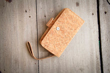 Afbeelding in Gallery-weergave laden, Nachhaltige Brieftasche aus Kork handmade und vegan