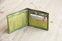 Carica l'immagine nel visualizzatore di Gallery, Portemonnaie aus recycelten Blättern in grün