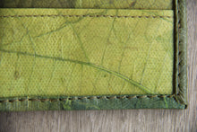 Carica l'immagine nel visualizzatore di Gallery, Portemonnaie aus recycelten Blättern in grün