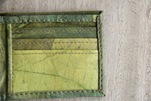 Carica l'immagine nel visualizzatore di Gallery, Portemonnaie aus recycelten Blättern in grün