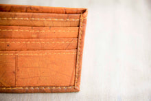Charger l'image dans la galerie, Portemonnaie aus recycelten Blättern in braun