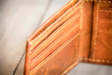 Charger l'image dans la galerie, Portemonnaie aus recycelten Blättern in braun