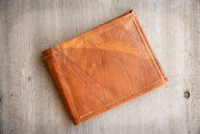 Charger l'image dans la galerie, Portemonnaie aus recycelten Blättern in braun