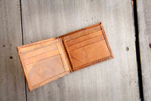 Charger l'image dans la galerie, Portemonnaie aus recycelten Blättern in braun