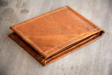 Laden des Bilds im Galerie-Viewer, Portemonnaie aus recycelten Blättern in braun