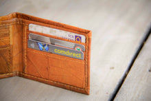 Charger l'image dans la galerie, Portemonnaie aus recycelten Blättern in braun