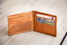 Laden des Bilds im Galerie-Viewer, Portemonnaie aus recycelten Blättern in braun