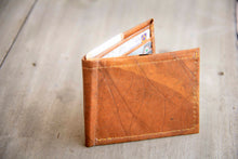 Laden des Bilds im Galerie-Viewer, Portemonnaie aus recycelten Blättern in braun