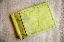 Ladda upp bild till gallerivisning, Portemonnaie mit Clip aus recycelten Blättern in grün