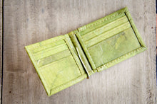 Ladda upp bild till gallerivisning, Portemonnaie mit Clip aus recycelten Blättern in grün