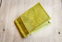 Ladda upp bild till gallerivisning, Portemonnaie mit Clip aus recycelten Blättern in grün