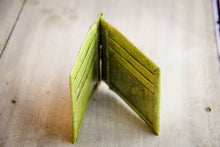 Ladda upp bild till gallerivisning, Portemonnaie mit Clip aus recycelten Blättern in grün