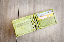 Ladda upp bild till gallerivisning, Portemonnaie mit Clip aus recycelten Blättern in grün