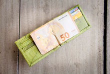 Ladda upp bild till gallerivisning, Portemonnaie mit Clip aus recycelten Blättern in grün
