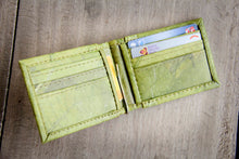 Ladda upp bild till gallerivisning, Portemonnaie mit Clip aus recycelten Blättern in grün