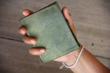 Carica l'immagine nel visualizzatore di Gallery, Portemonnaie aus recycelten Blättern in grün