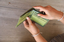 Carica l'immagine nel visualizzatore di Gallery, Portemonnaie aus recycelten Blättern in grün