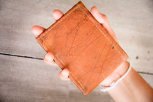 Charger l'image dans la galerie, Portemonnaie aus recycelten Blättern in braun