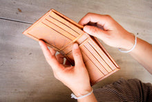 Laden des Bilds im Galerie-Viewer, Portemonnaie aus recycelten Blättern in braun