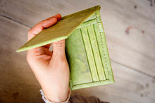 Ladda upp bild till gallerivisning, Portemonnaie mit Clip aus recycelten Blättern in grün