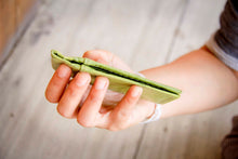 Ladda upp bild till gallerivisning, Portemonnaie mit Clip aus recycelten Blättern in grün