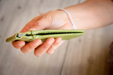 Ladda upp bild till gallerivisning, Portemonnaie mit Clip aus recycelten Blättern in grün