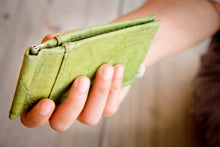 Ladda upp bild till gallerivisning, Portemonnaie mit Clip aus recycelten Blättern in grün